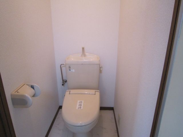 Toilet. Since the independent space, It is comfortable even size.