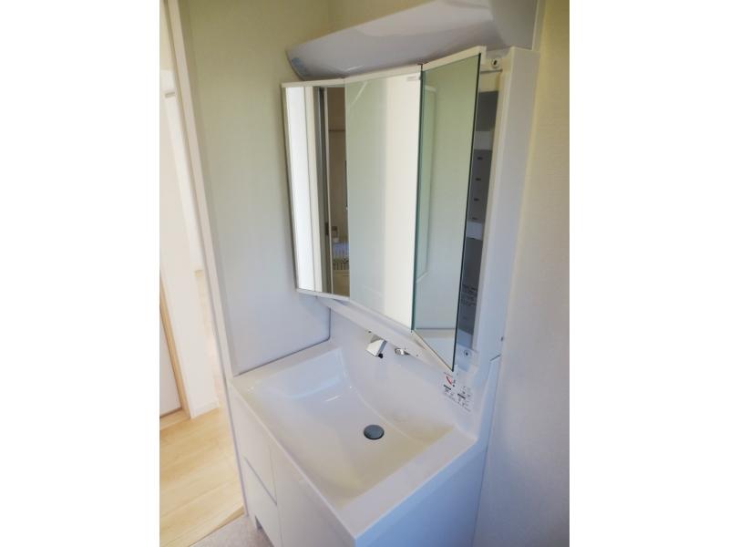 Wash basin, toilet. 1 Building Three-sided mirror with vanity