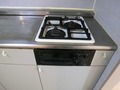 Kitchen. Two-necked gas stove and system kitchen with grill!