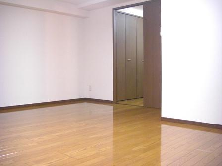 Entrance. Room (2)