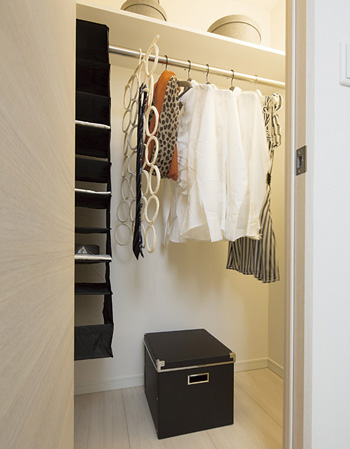 Receipt.  [Walk-in closet] Walk-in closet clutter can take advantage of the indoor space. In the space of large capacity, Clothes and It is possible to store plenty of various things. (Except for some type)