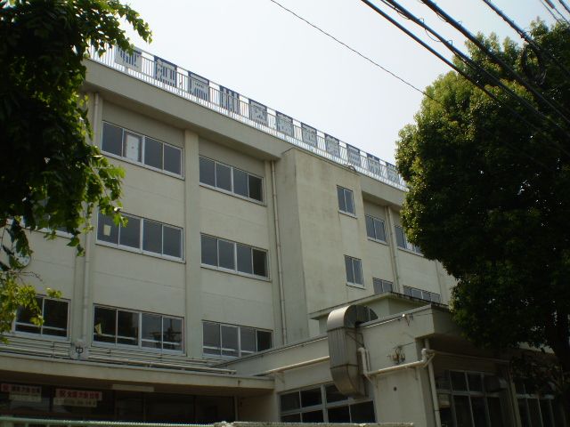 Junior high school. Municipal Kasai third junior high school (junior high school) up to 500m
