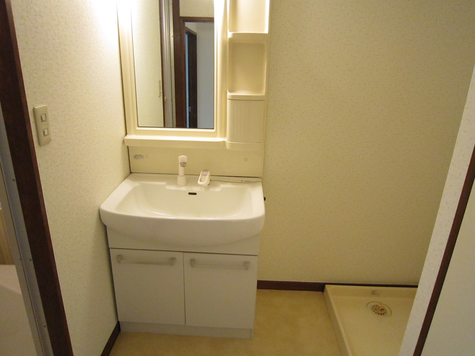 Washroom. Shower Dresser ☆ 