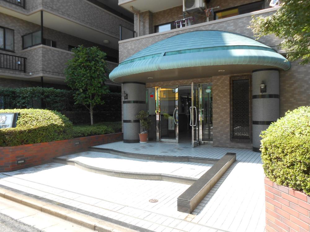 Entrance. Common areas