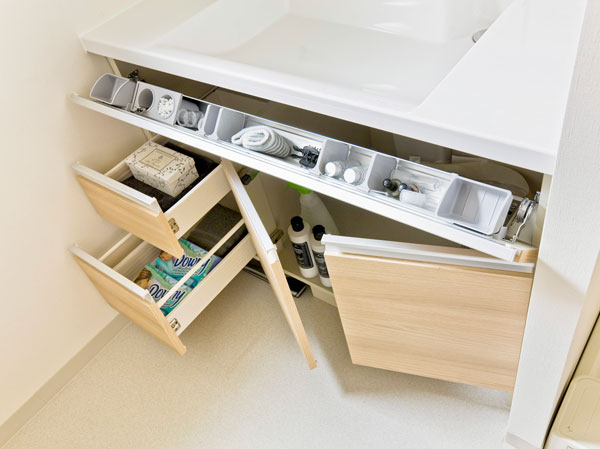 Bathing-wash room.  [cabinet] And convenient drawer to organize small items, Cleaning tool such as a bulky thing Maeru open door of the cabinet. Useful space is attached to the foot storage of health meter. (Same specifications)