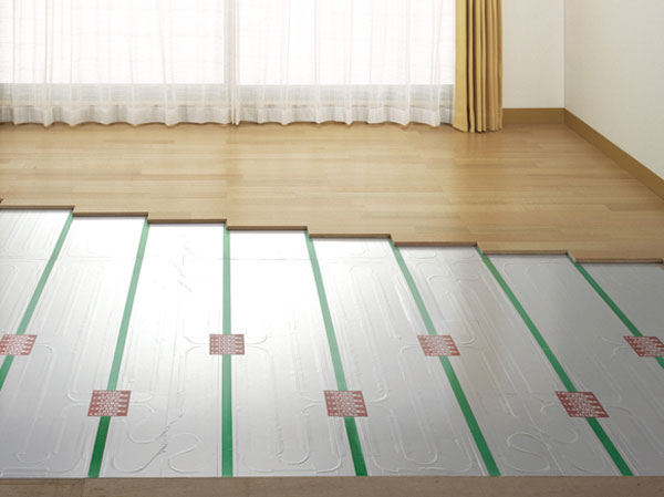Living.  [Gas hot water floor heating system (TES)] living ・ The dining, Equipped with floor heating. Efficiently warm the whole floor from foot, Dust Maiagara not, It is healthy heating the air can be kept in clean. (Same specifications)