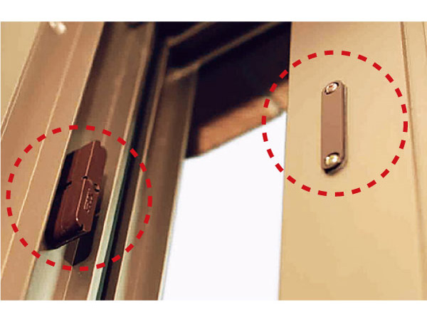 Security.  [Security sensors on the first floor of the windows and entrance door] Installing a security window sensors to the opening of the first floor dwelling units and some upstairs dwelling unit. If the sensor in the ON to go out and night before, When it is opened and closed intercom is an alarm, It will be reported to the Secom. (Same specifications)