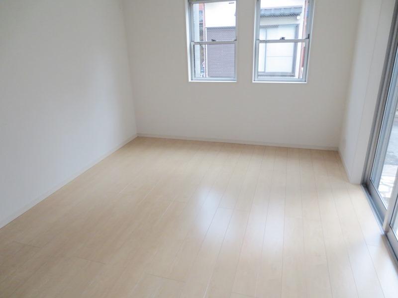 Non-living room. 1 Kaiyoshitsu This room of the road surface is bright from the first floor.