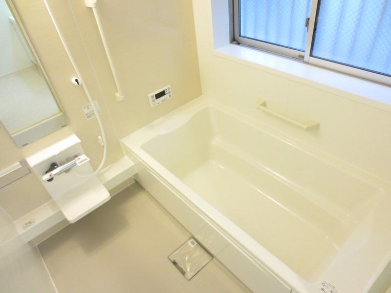 Bathroom. bathroom Spacious size of 160cm × 160cm There is also a window.