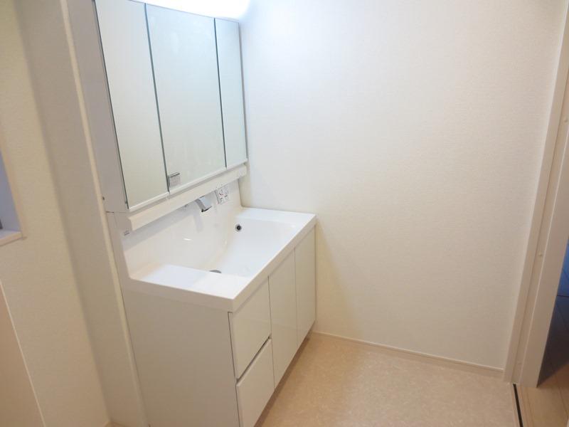 Wash basin, toilet. Wide type vanity Three sides with vanity There is a feeling of luxury.