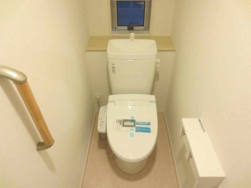 Toilet. Bidet ・ Warm with your toilet With handrail One of the House for benefits There is also a window to your toilet.