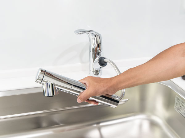 Kitchen.  [Water purification function with hand shower faucet] Adopt a hand shower faucet with a built-in faucet integrated water purifier. At any time delicious water you can use. It is also a convenient water injection into the pot or pan since pulled out the hose.