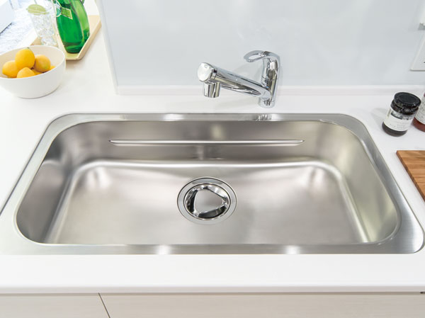 Kitchen.  [Quiet wide sink] Adopt a wide sink silent type to reduce the falling sound of it sound and tableware water. Large of tableware and cooking utensils can also be easily wash.
