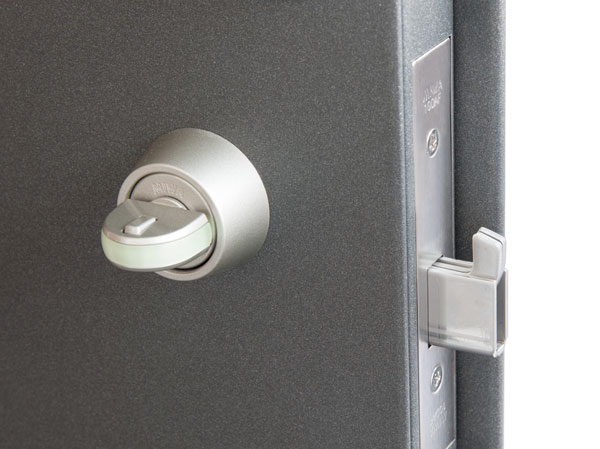 Security.  [Sickle dead bolt] By attaching a sickle-shaped protrusions to the dead bolt, It enhances the security performance for pry the bar. (Same specifications)