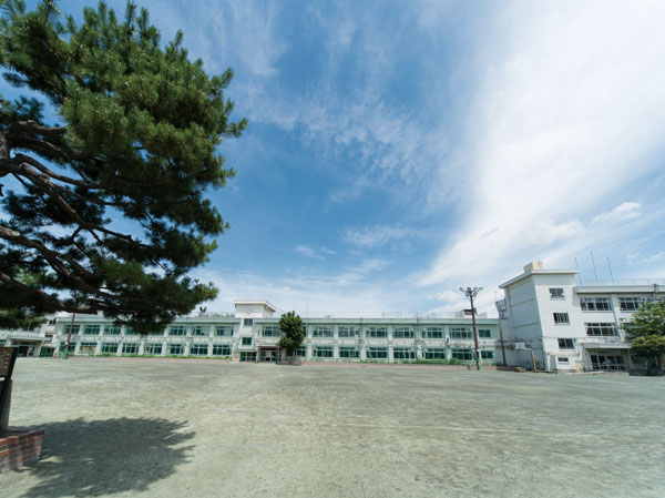 Surrounding environment. Koiwa third junior high school (14 mins / About 1110m)