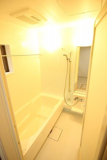 Bathroom. Window is light and airy with 1 pyeong type. 