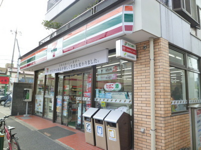 Convenience store. 450m to Seven-Eleven (convenience store)