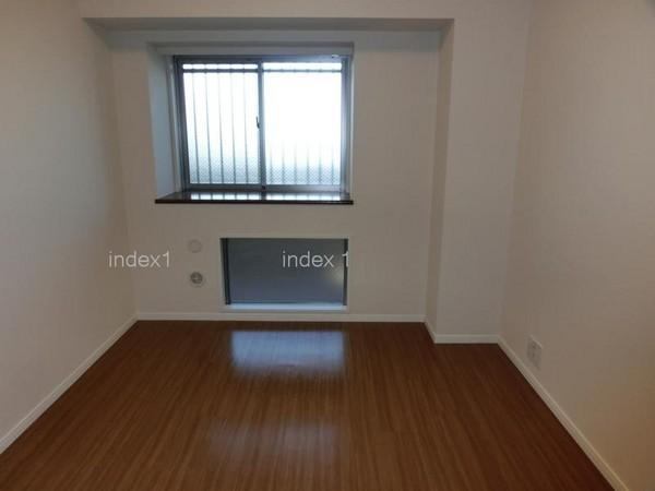 Non-living room. Stylish bay window is the point