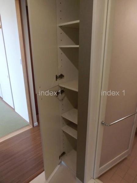 Receipt. Also contains clean towels and bath products!