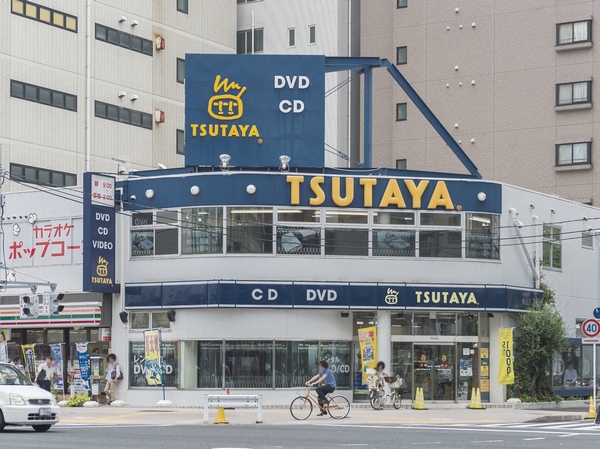 TSUTAYA Kasai store (about 250m / 4-minute walk). The laid-back movie of the day off.