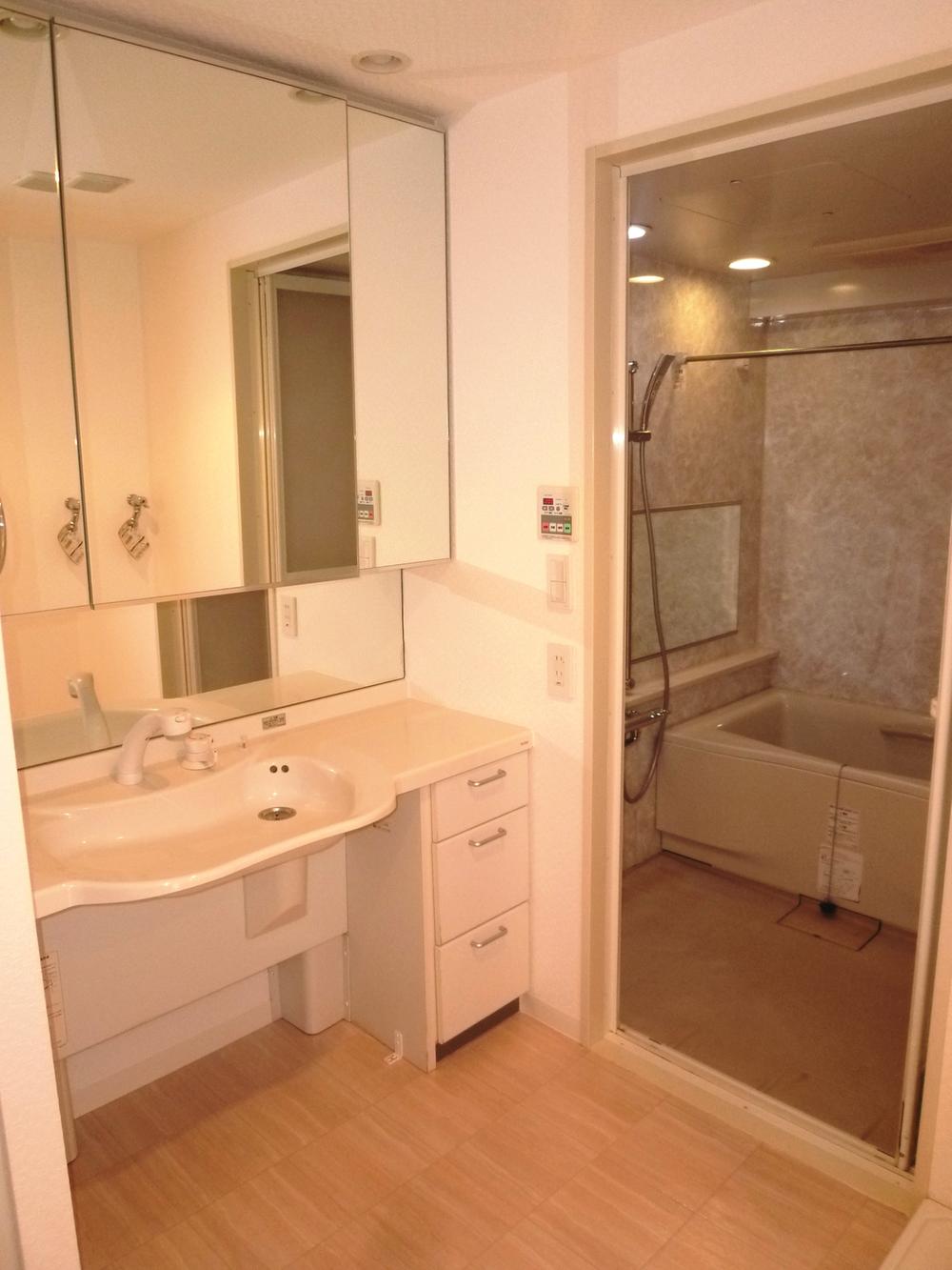 Wash basin, toilet. Washroom ・ Wash basin (12 May 2013) Shooting