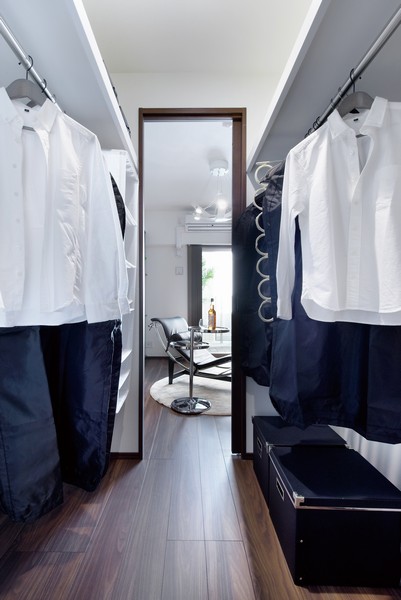 Functional walk-through closet that can be used from 2 rooms. Smooth motion can be realized without a dead-end