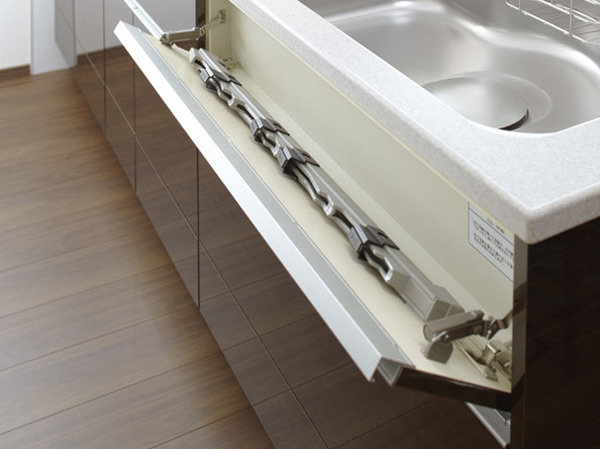 Kitchen.  [Kitchen knife pocket] Sink before the kitchen knife storage space. Absorb the impact when you open a kitchen knife flap.