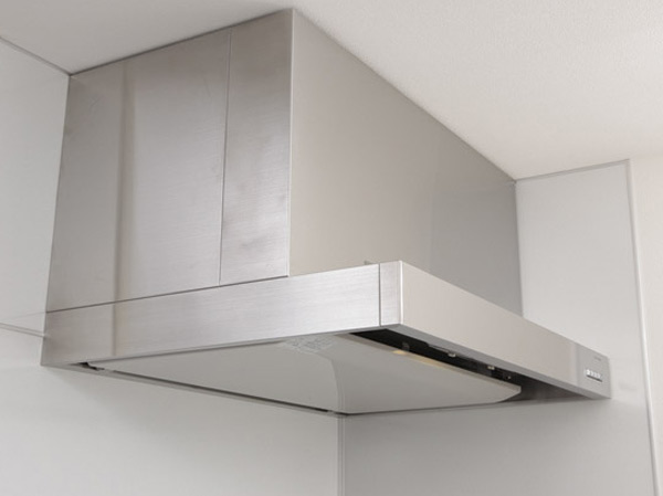 Kitchen.  [Rectification Backed range hood (made of stainless steel)] The suction force is increased, Oil dirt is also a range hood to be difficult scattering.