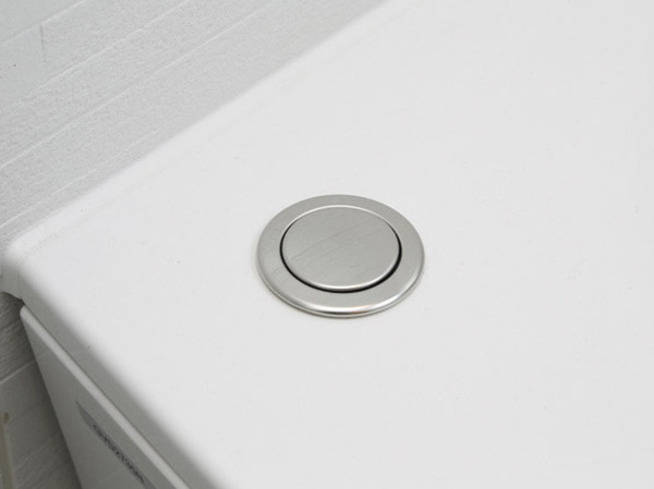 Bathing-wash room.  [Pop-up drain plug] Simply press the button, You can open and close the bathtub drain plug.