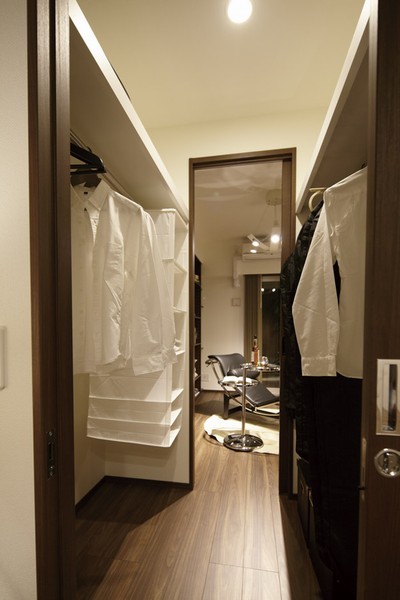 Building structure. Walk-through closet that can be used from 2 rooms. Easy and out easier to organize there is a hanger pipe and shelf on both sides. Point ventilation is also good is the favorable conditions of the closet to clothing (A type model room)