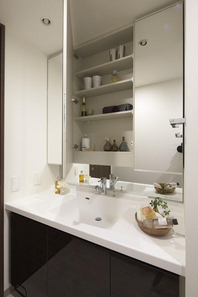 Building structure. Washstand that three-sided mirror in the back can hold a lot of cosmetics. Clean is clean with a simple counter and basin bowl will be long-lasting (A type model room)