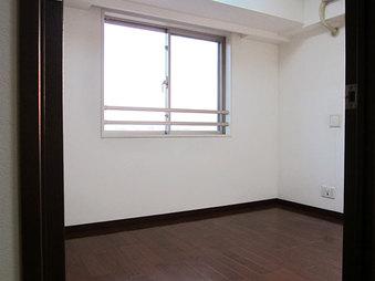 Non-living room. 7 Pledge of Western-style West ・ It is a bright room with two-sided lighting of the south