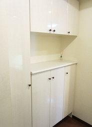 Receipt. Entrance storage It also becomes capable of accommodating such a tall shoes and umbrellas and boots