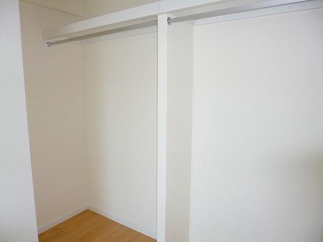 Non-living room. Western-style about 6.0 Pledge of closet. You can store plenty there is a large enough.