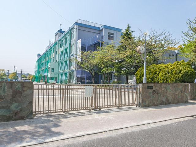Junior high school. 758m to Edogawa Ward Mizue Junior High School