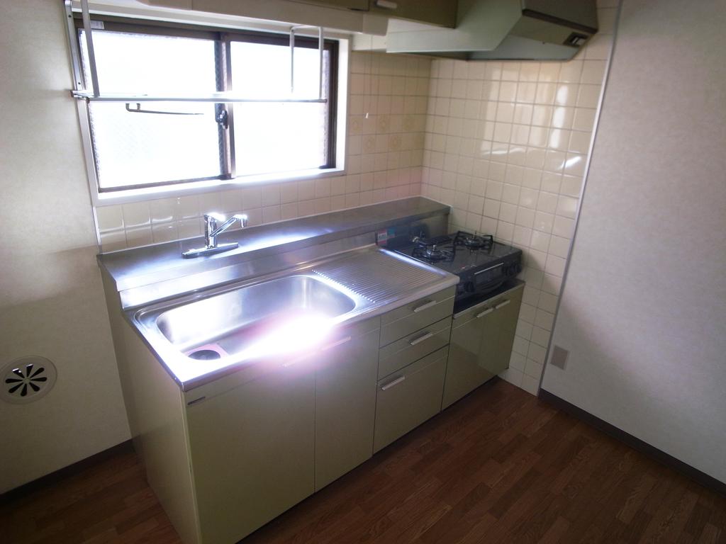 Kitchen. With gas stove, With window, Mixing faucet