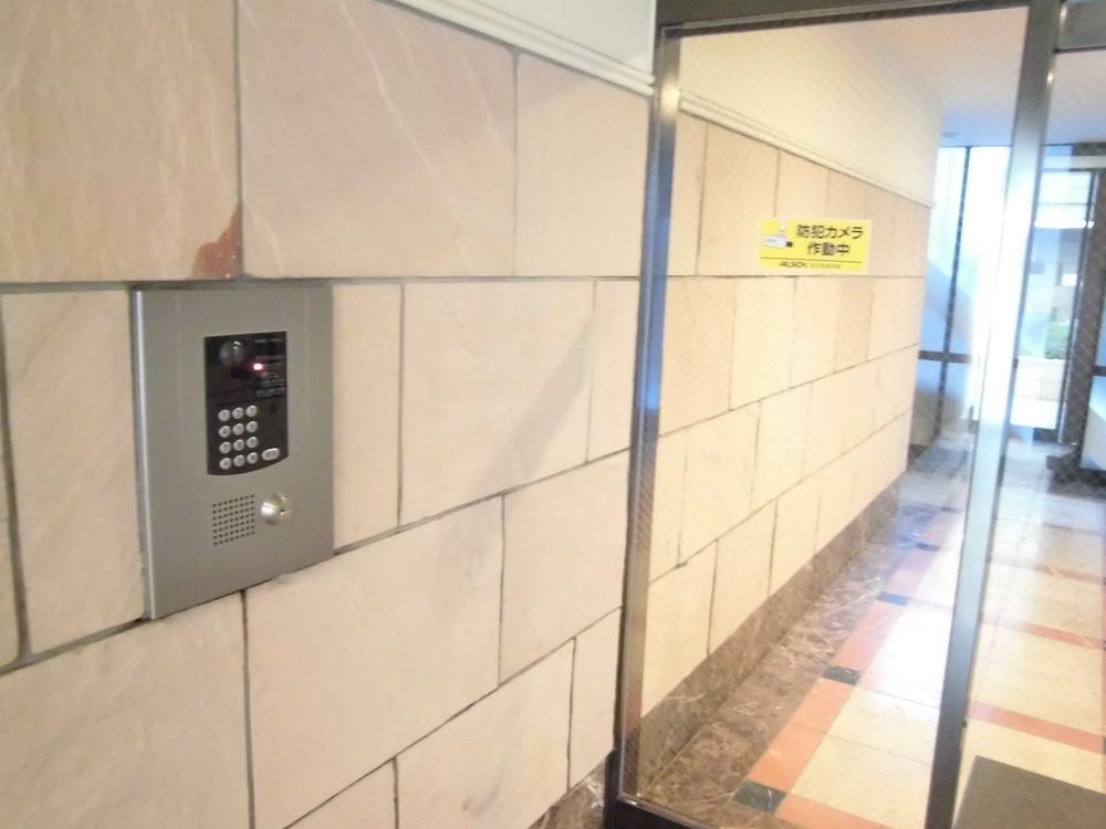 Entrance. Auto is a lock