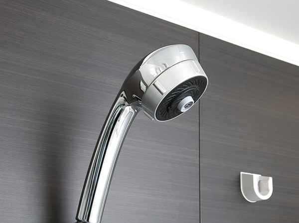 Bathing-wash room.  [Switching shower head] A comfortable, Seeking a luxurious bath time, It has adopted a shower head with a massage water flow switching function. (Model Room N1 type)