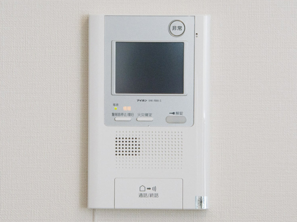 Security.  [Intercom with color monitor] Check the visitor in both the image and sound. Since the hands-free even when the hand is not tied, Received response is smooth. (Same specifications)