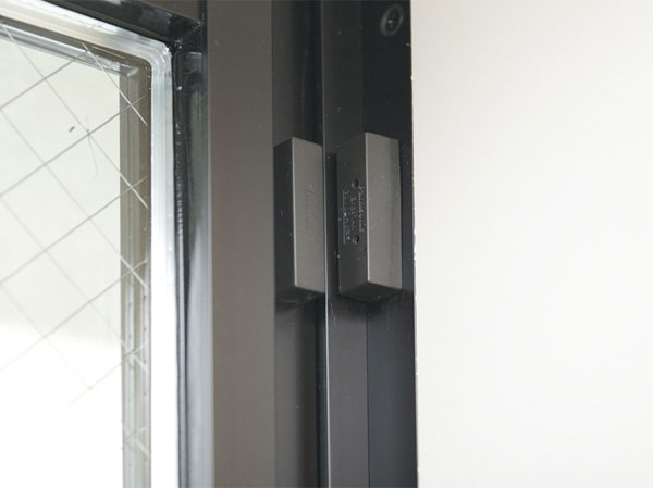 Security.  [Security magnet sensor] Entrance door, Set up a crime prevention sensor for some window. It sent a signal to the security company to sense a suspicious person of intrusion. (Same specifications)