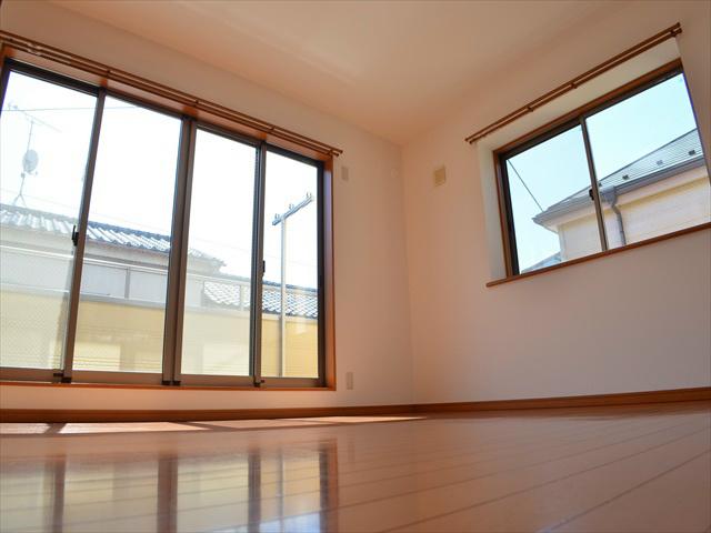 Non-living room. Master bedroom with a bay window