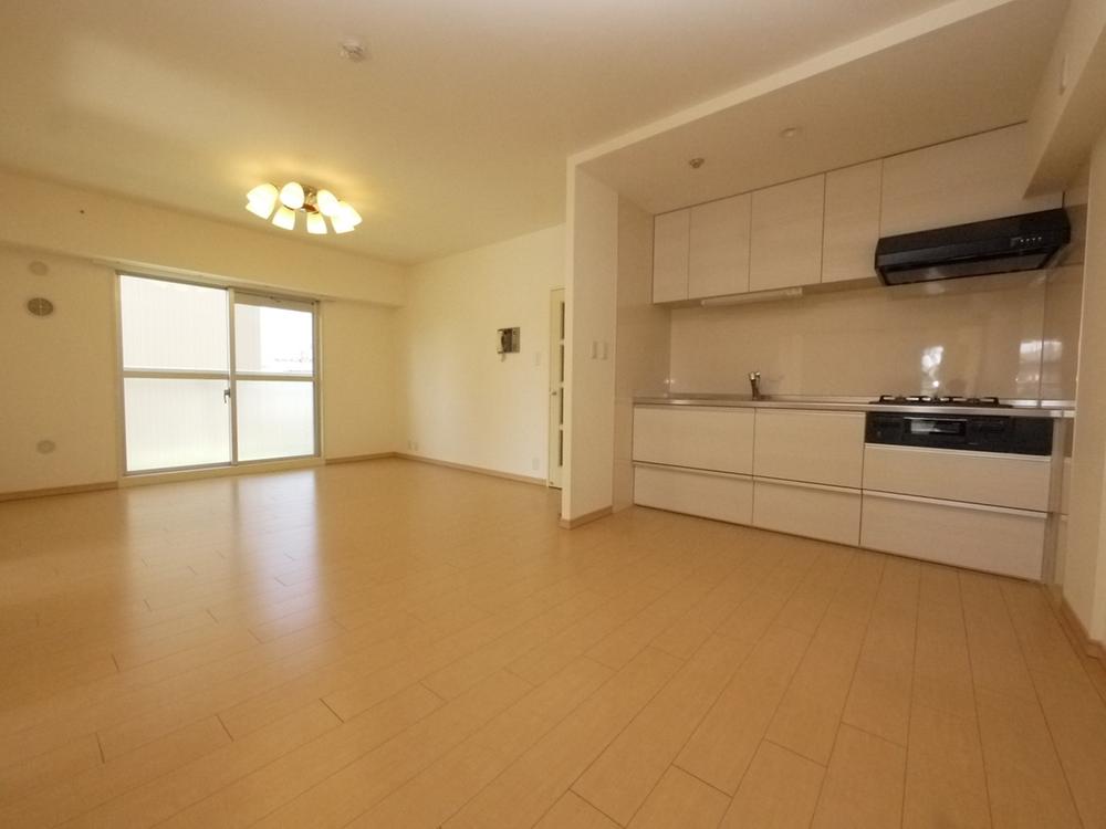 Living. Spacious living room