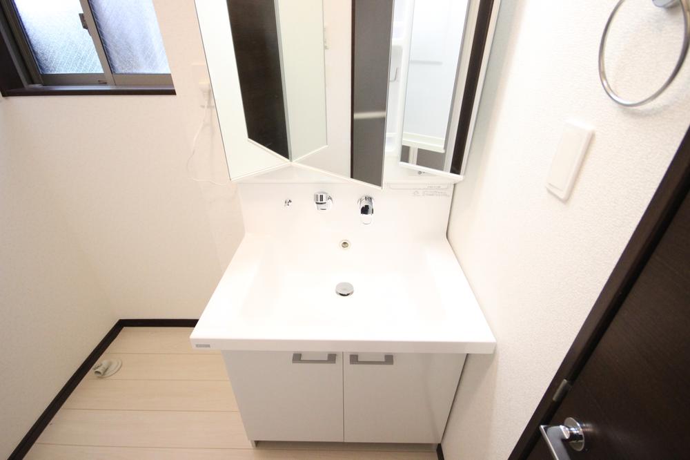 Wash basin, toilet. Storage capacity rich three-sided mirror