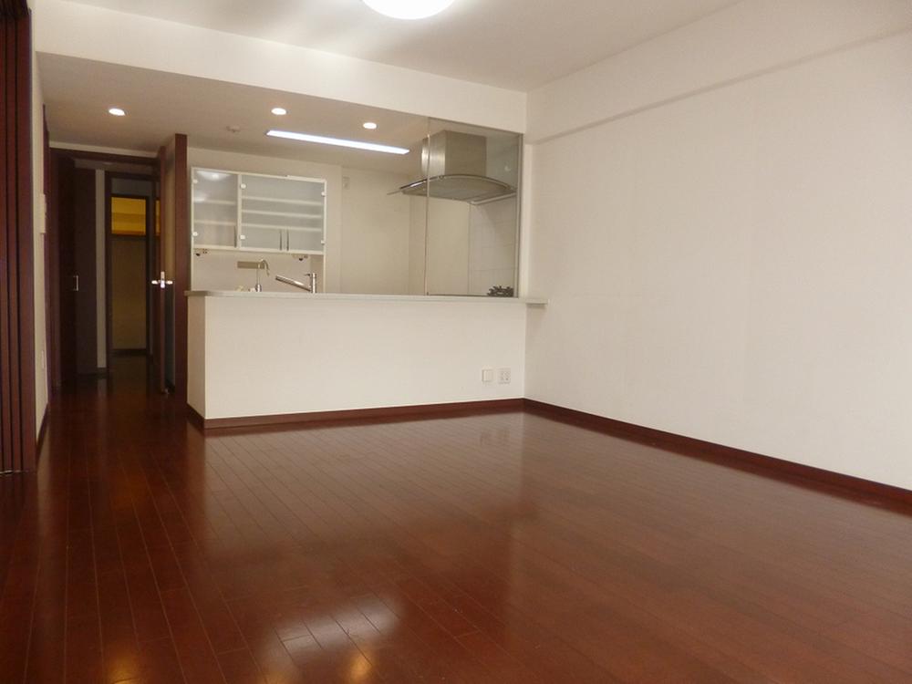 Living. Living dining about 12.0 Pledge. South-facing with a good per sun.