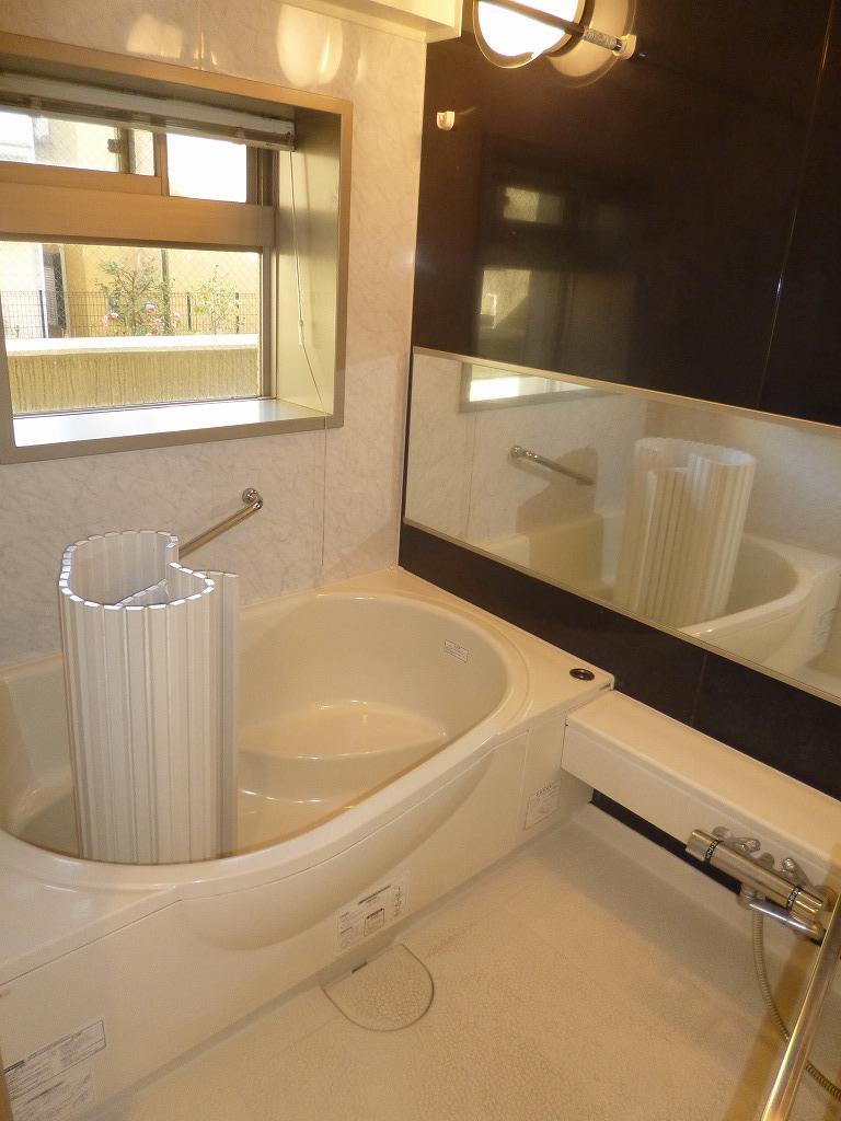 Bathroom. Large bathtub that can stretch the legs. You can also sitz bath, You can enter relaxed. You can also enough there is a window ventilation.