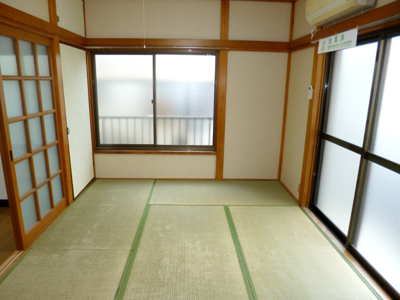 Living and room. 1F Japanese-style room ・ Tatamigae will do before contract.