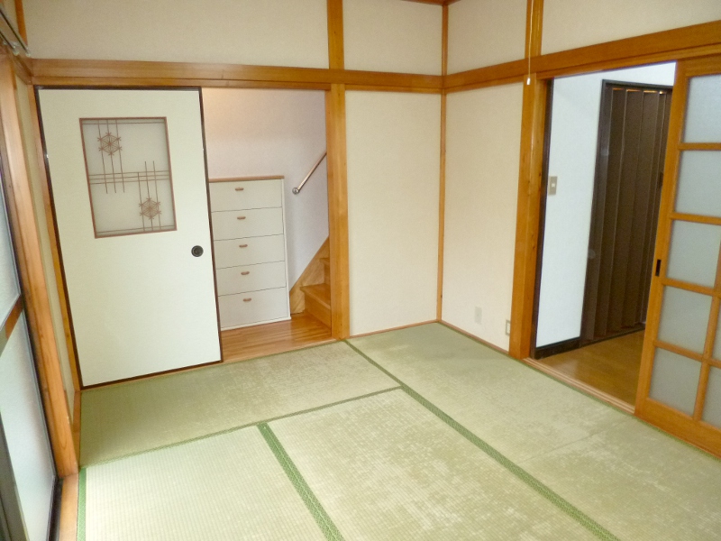 Living and room. 1F Japanese-style room ・ Tatamigae will do before contract.