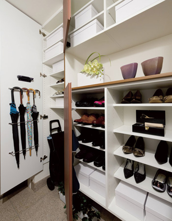 Receipt.  [Multi-function shoe shelf] Entrance side of the housing is, Shoes, of course, Umbrella and slippers, seal, Maeru well as stroller multi-function type.
