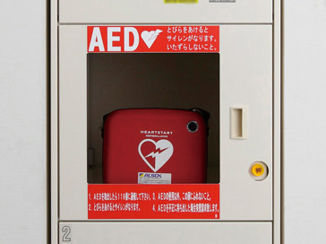 Common utility.  [AED (automated external defibrillator)] When cardiac arrest occurs, Installation AED (automatic external defibrillators) in home delivery locker can perform life-saving measures on defibrillation by electrical shock. (Rental correspondence / Same specifications)