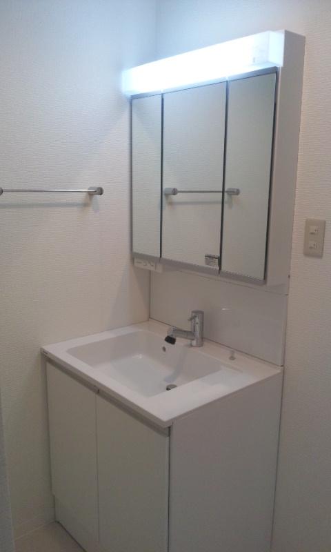 Wash basin, toilet. Indoor (11 May 2013) Shooting